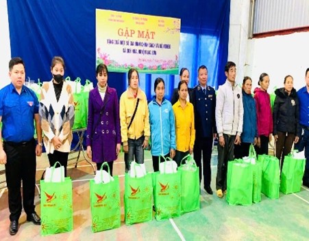 Cục QLTT tỉnh Hòa Bình tặng quà một số gia đình chính sách và hộ nghèo nhân dịp Tết Nguyên đán Ất Tỵ năm 2025